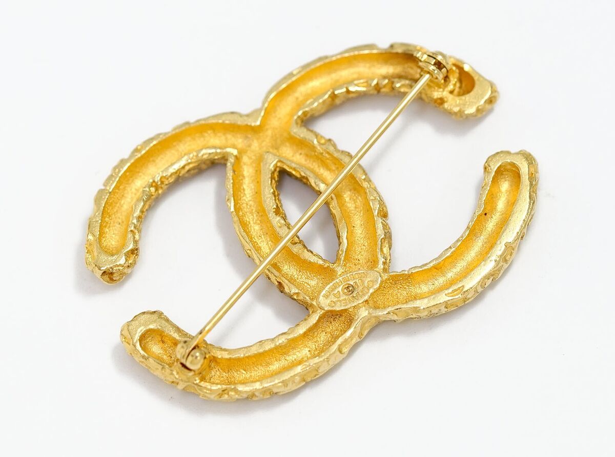 CHANEL CC Logo Vintage Brooch Gold Tone Pin 93A Auth w/Box CHANEL CC Logo Vintage Brooch Gold Tone Pin 93A Auth w/Box