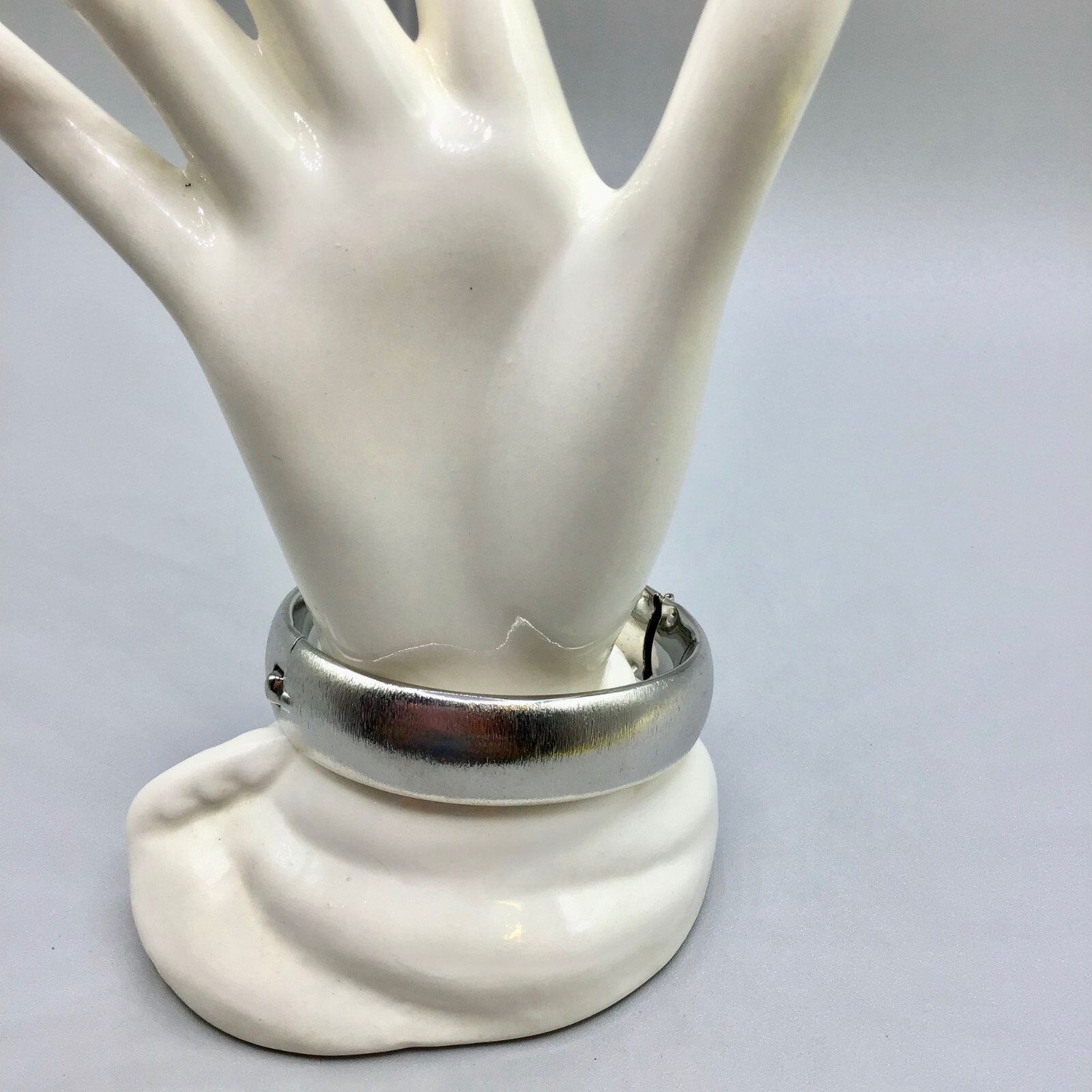 Brushed Silver Tone Bangle Hinged Simple 70s Cost… - image 8