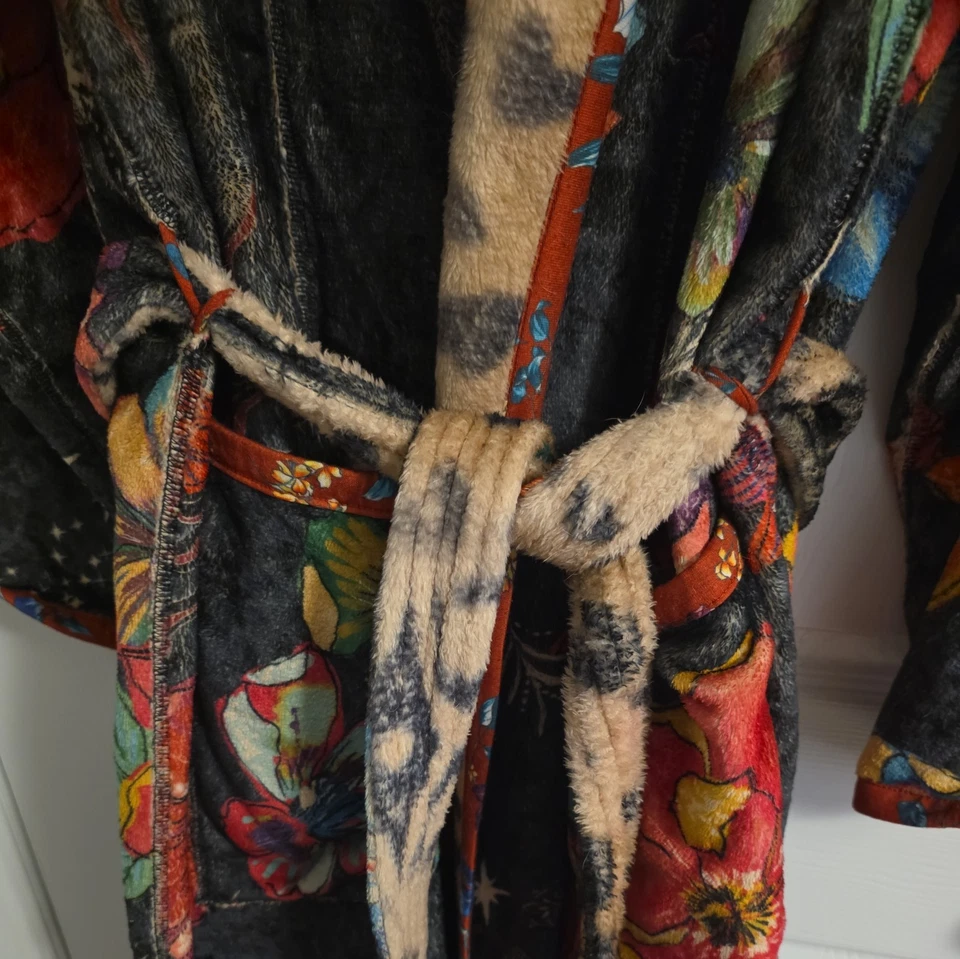 Johnny Was L/XL Cozy Robe Hooded Heavy Fleece. - Image 2 of 4