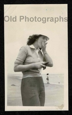 YORK BEACH  ME SCENE WOMAN HAND OVER MOUTH OLD/VINTAGE PHOTO- A493