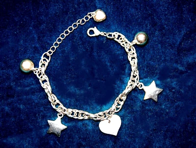 Bracelet NEUF avec breloques, en métal argenté - Photo 1/3