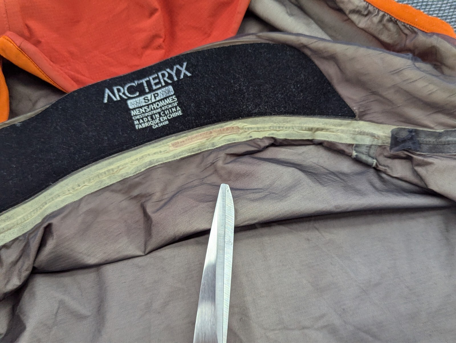 Giacca a vento Arc'teryx Zeta SL Gore Tex uomo piccola arancione con cappuccio zip intera