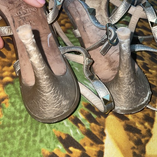 Valentino Gold Leather Sandals SZ 39.5 9 Gold Studs Ankle Strap Some Wear - Afbeelding 10 van 12