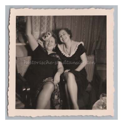 Portrait 2 Frauen - Kleiner Hut Beine Strümpfe Mode Spass - altes Foto