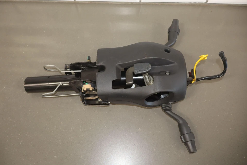 Pontiac GTO 2004-2006 (cambio de piso) columna de dirección con moldura de cuello negro y llave Foto 3 de 4