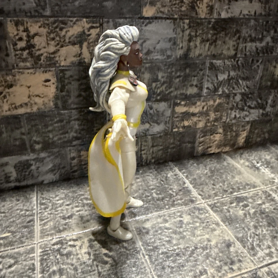 Figura de acción Marvel Legends Storm Retro Collection Uncanny X-Men Foto 2 de 4