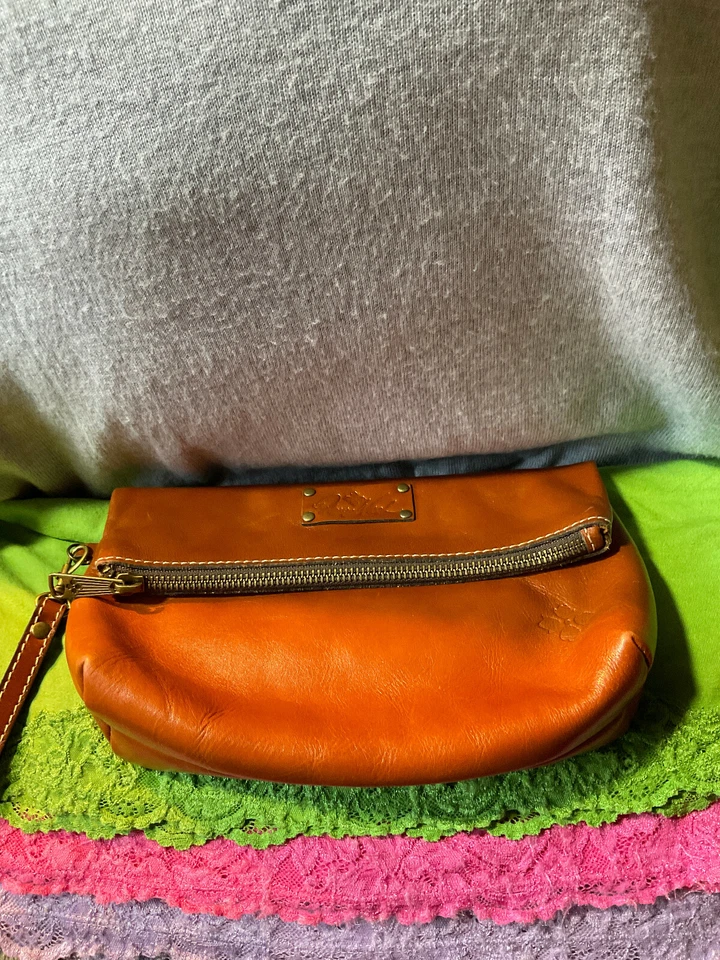 Muñequera sin asas magnética plegable con cremallera de cuero liso italiano tostado Patricia Nash  Foto 4 de 4