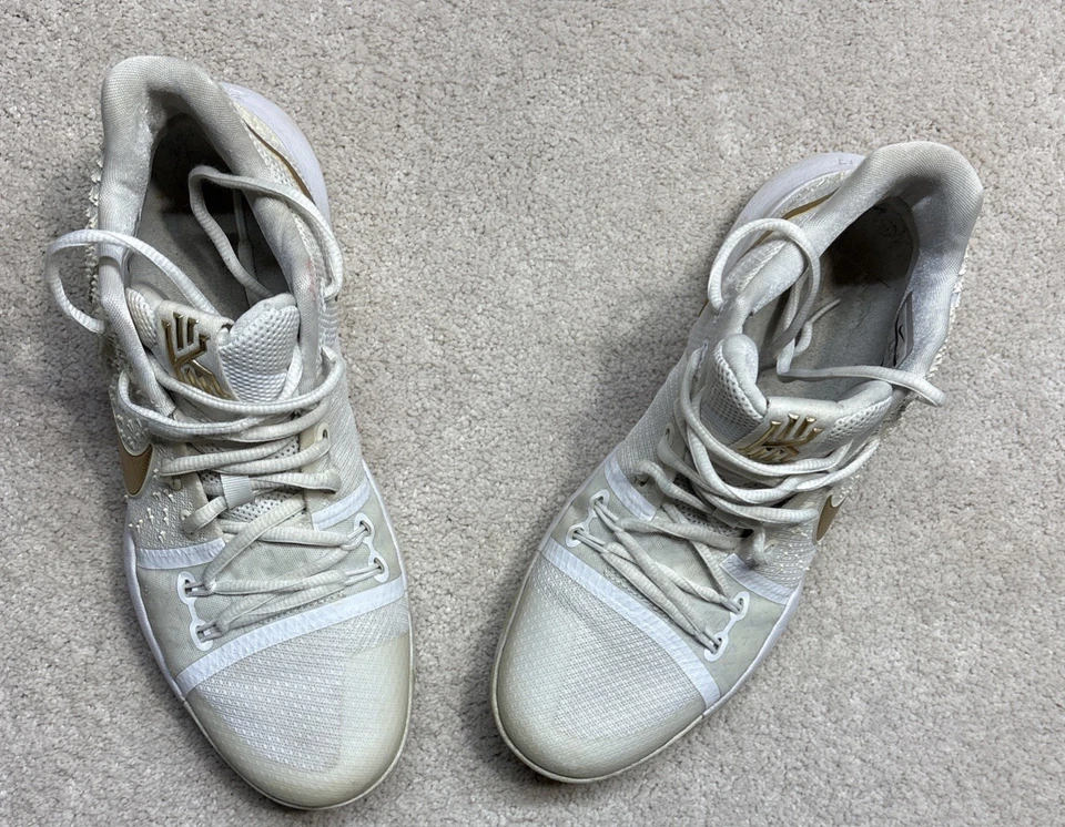 Zapato de baloncesto Nike Kyrie 3 Finals Series oro blanco 852395-902 para hombre talla 9 Foto 2 de 4