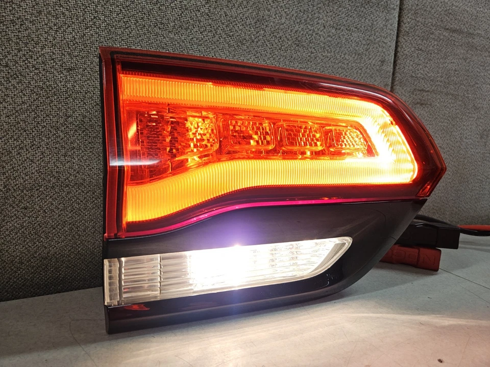 Luz trasera montada en la puerta del pasajero derecha Jeep Grand Cherokee WK 2014-2022 borde negro Foto 4 de 4