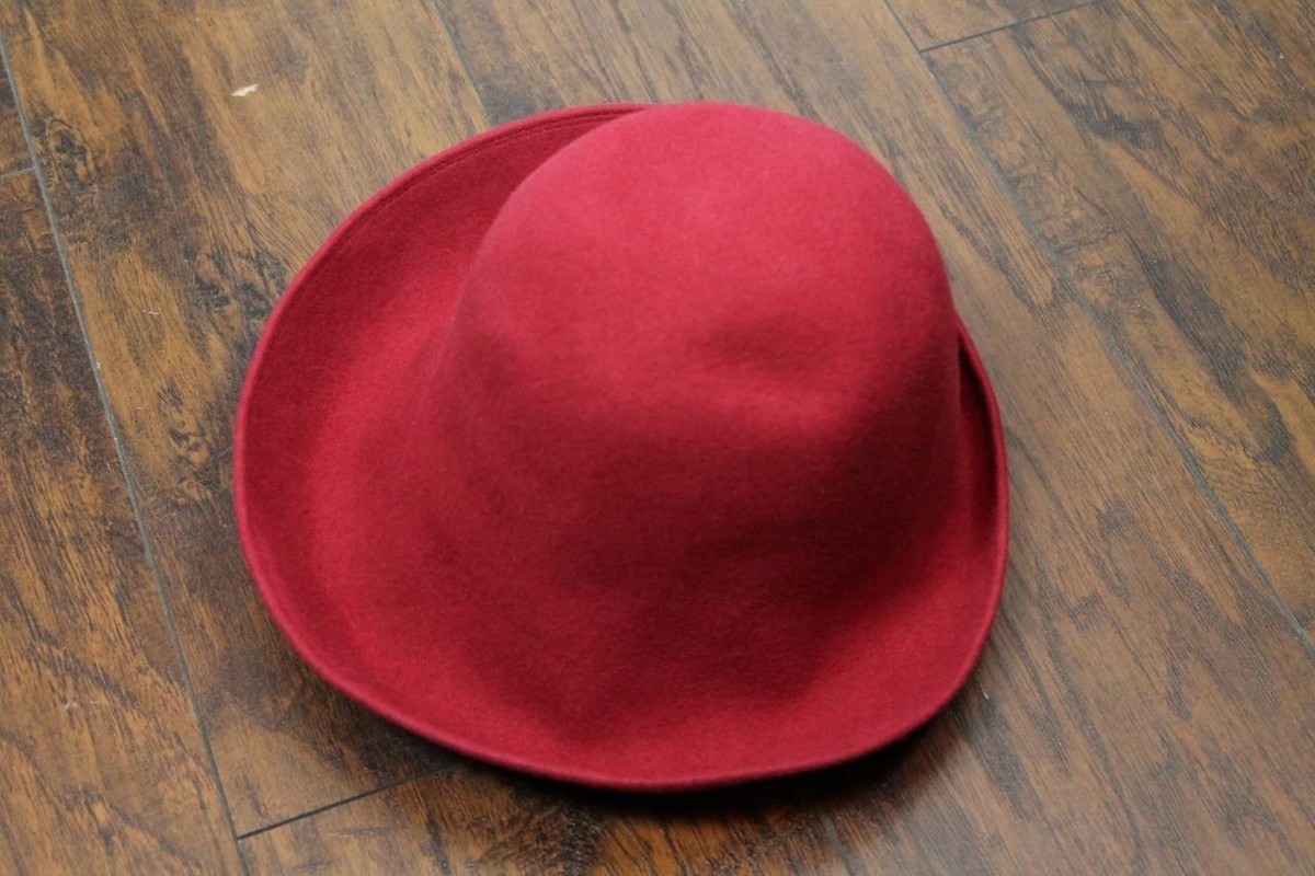 PATRICIA UNDERWOOD NY Red Fine Wool Felt Asymmetrical Brim  display picture 1