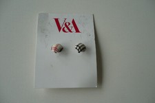 Ohrstecker vom V&A, Victoria & Albert Museum, stoffüberzogen, rund, Modeschmuck