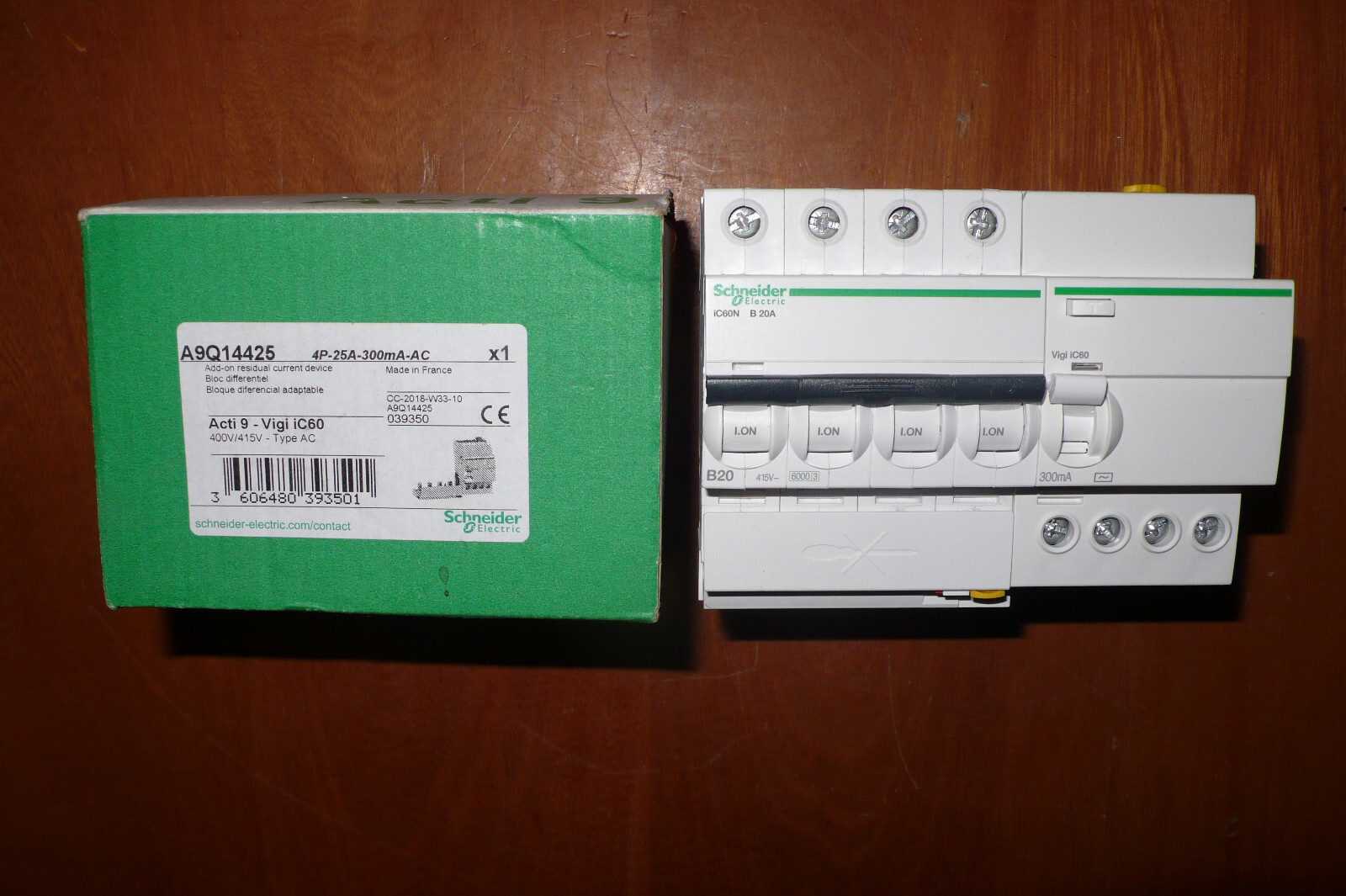 Disjoncteur différentiel Schneider A9Q14425 Courbe B 4P 20A 300mA pour tableau électrique