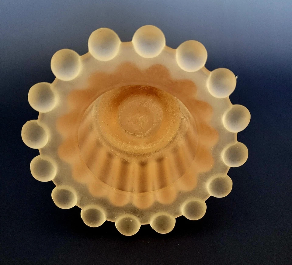 Candelabro cáliz de vidrio rosa esmerilado opaco borde con cuentas de aproximadamente 5" de alto Foto 2 de 2