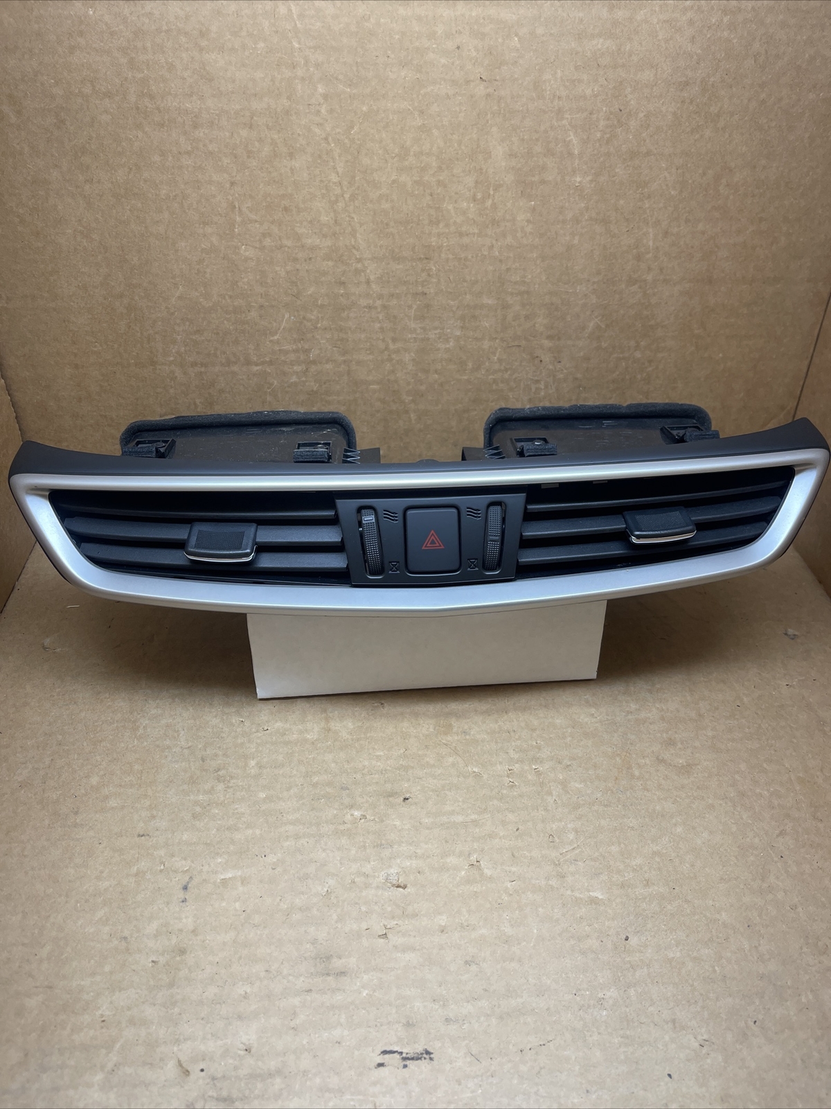 2014 2015 2016 NISSAN ROGUE CENTER DASHBOARD VENT TRIM 68750-4BA0A OEM 