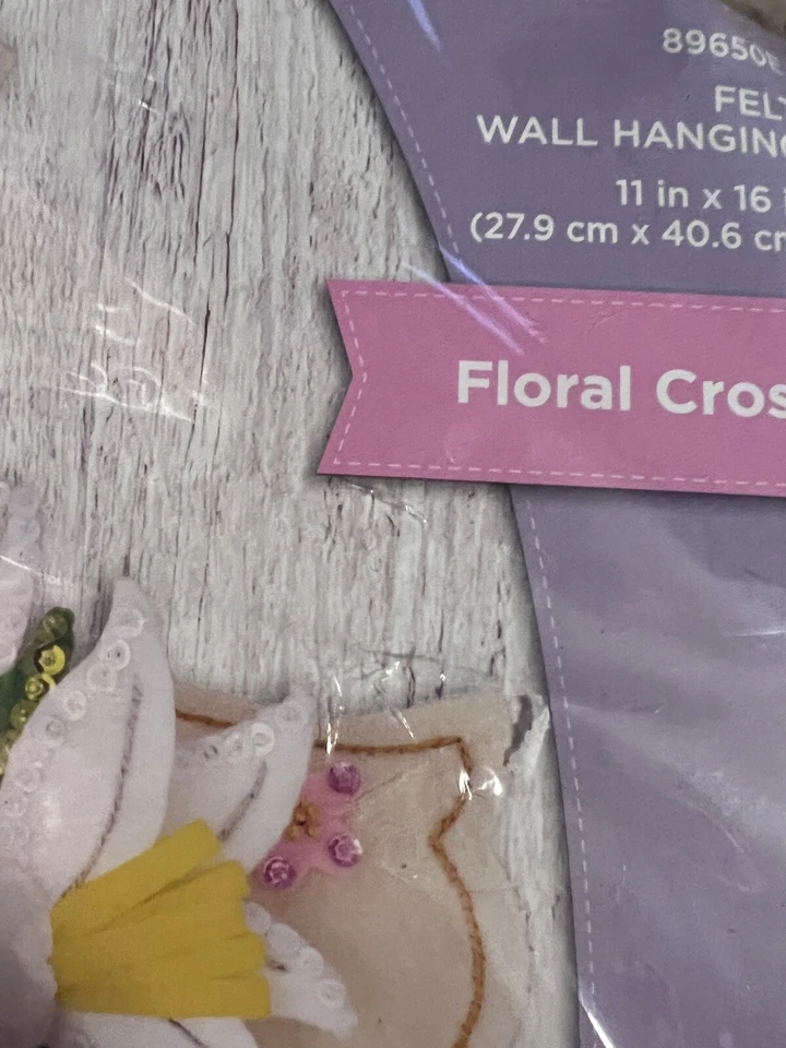 Kit de apliques colgantes de pared de fieltro bucilla cruz floral Pascua primavera blanco rosa Foto 2 de 4
