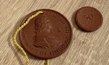 2 x porcelanowe medale miśnieńskie Böttger + 50 pf Saksonia