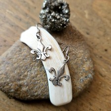 925 Sterling Silver Fleur-de-Lis Shell Earrings - Gently Used Gift