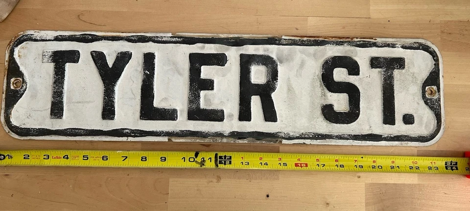 Letrero de calle Tyler vintage porcelana pesada en relieve sobre acero antiguo años 50 Foto 2 de 3