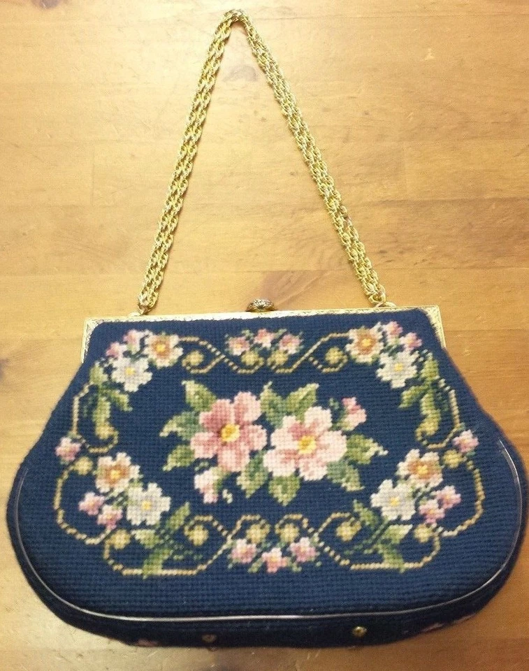 De colección. Bolso de mano azul real, floral, punta de aguja, baguette, correa de eslabones de cadena de latón Foto 3 de 4