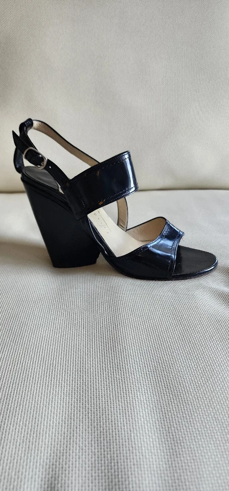 Correa con hebilla envolvente de cuero negro punta abierta Michel Perry Foto 2 de 4