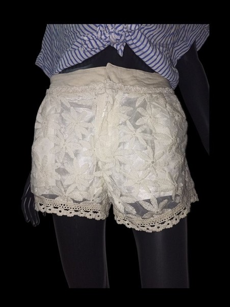 Women Shorts White Polyester 36 / S / 44