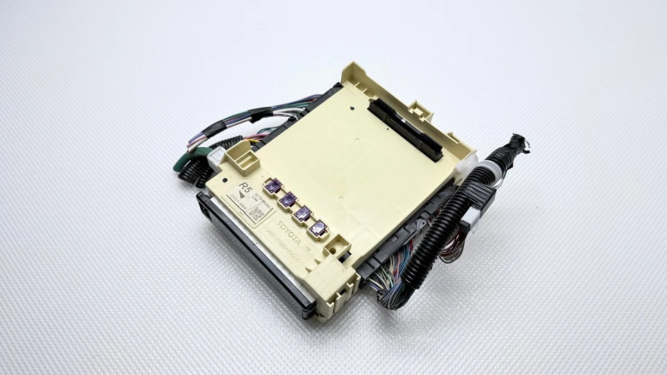 2019 2020 - 2025 TOYOTA RAV4 JUNCTION FUSE BOX CONTROL MODULE 82730-0R200 OEM - Image 4 of 4