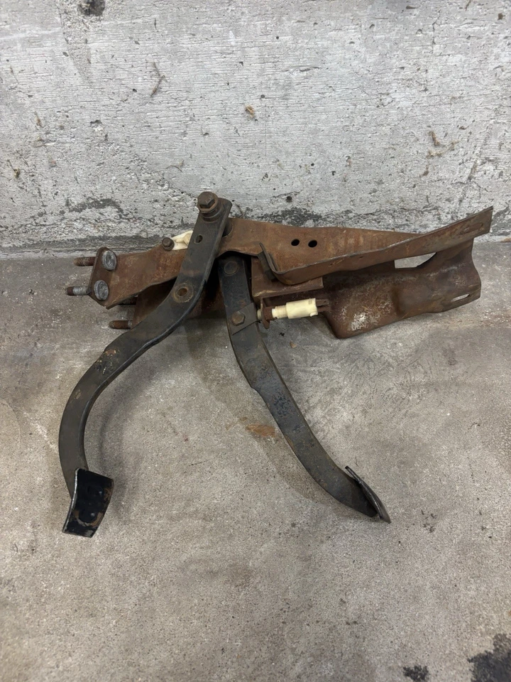 Conjunto de embrague y pedal de freno Chevy Nova 1975-1979 Foto 2 de 4
