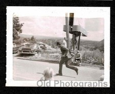 POLAROID MAN RUNNING ROAD PEOPLE WATCHING CARS PARKED OLD/VINTAGE PHOTO-H682