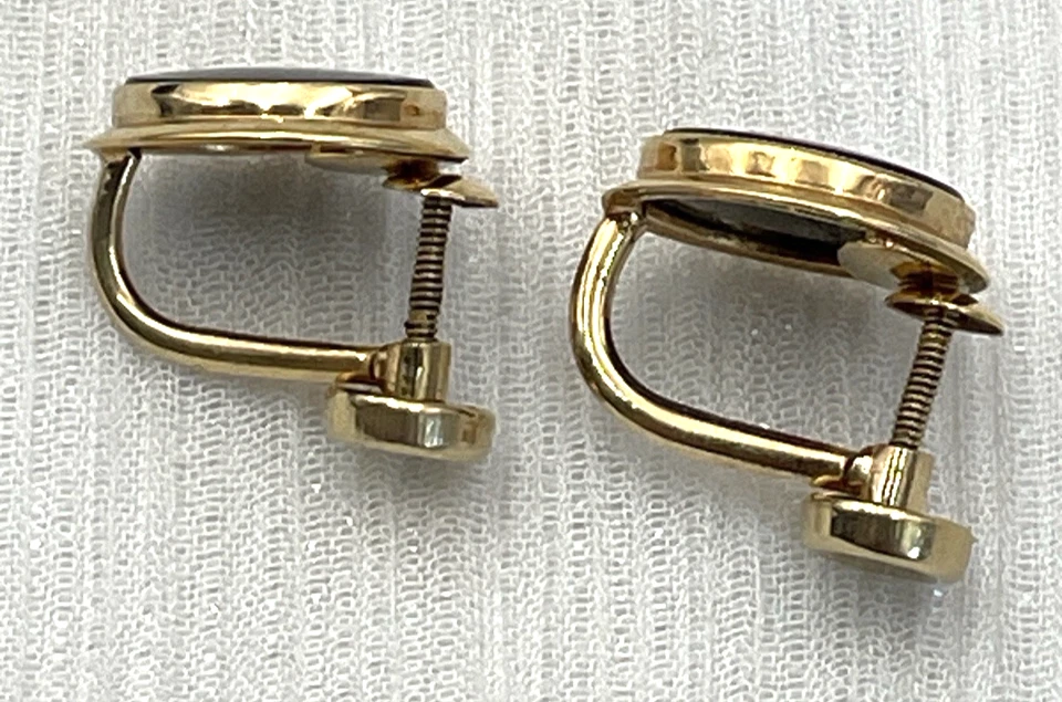 СЕРЬГИ ИЗ ЖЕЛТОГО ЗОЛОТА 10 КАРАТ BDA С ВИНТОВОЙ ЗАДНЕЙ ЧАСТЬЮ ОВАЛЬНЫЙ ОНИКС BUDLONG DOCHERTY & ARMSTRONG - Изображение 2 из 4