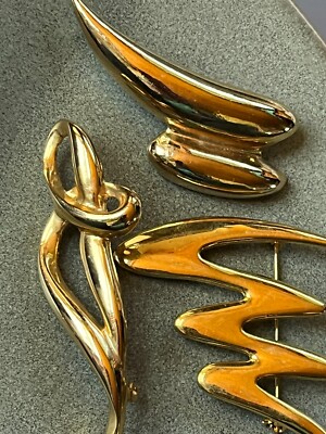 【Llife】BOTTON BROOCH Llife Button Brooch Gold Tone Unused in Box Jewelry