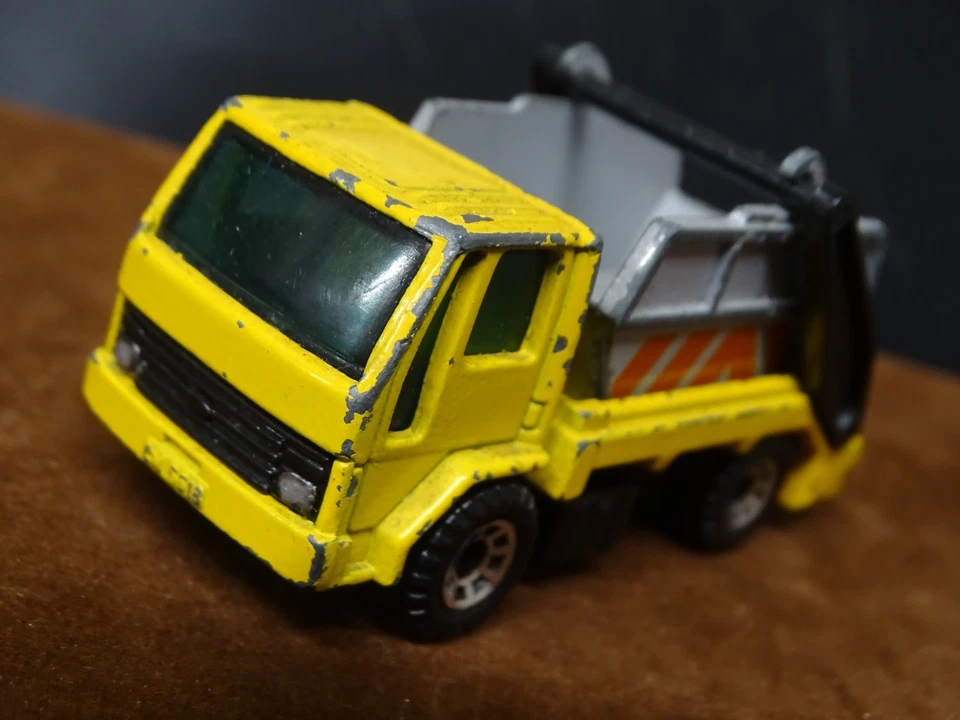 CLASSIC LORRY; FORD CARGO SKIP TRUCK; OLD DIECAST MATCHBOX WORKING SCALE MODEL - Image 3 of 4