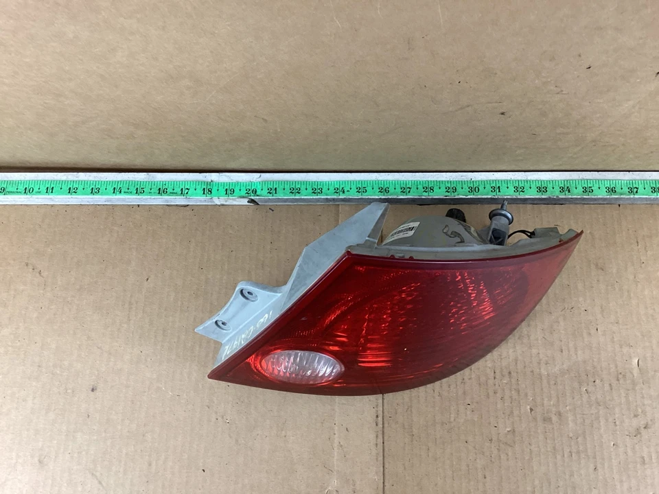 Luz trasera lateral del pasajero derecho Pontiac Pursuit 2005-2006 sedán 15277881 Foto 2 de 4