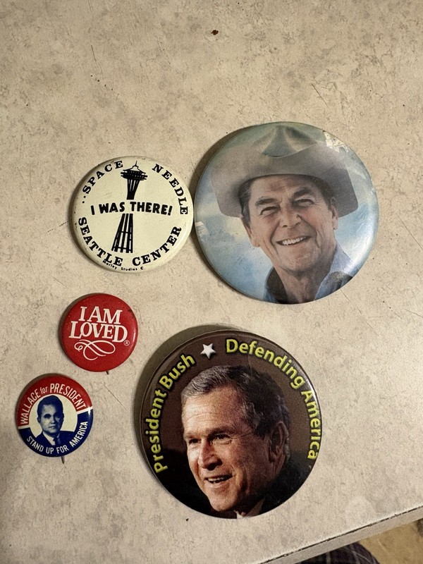 5 Vintage Pin On Buttons. Reagan And Bush