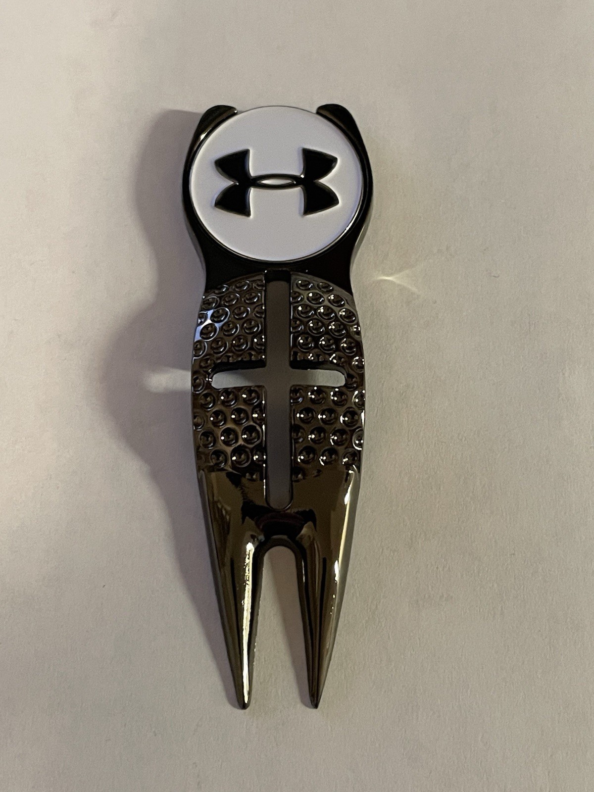 Crosshairs Divot Tool & Under Armour 1" Coin Style Golf Mark