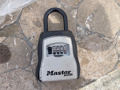 MASTER LOCK 5400D PORTABLE LOCK BOX COMBINATION REALTORS - HOLDS 5 KEYS