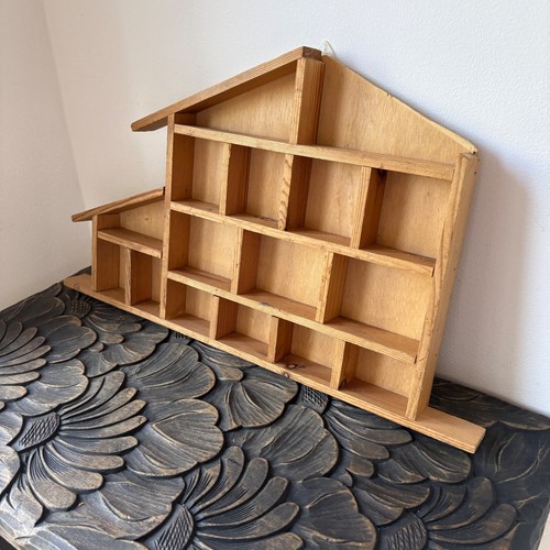 Großes Mid Century Vintage französisches Vitrinenregal in Holzhausform, Kuriositätenregal - Bild 3 von 9