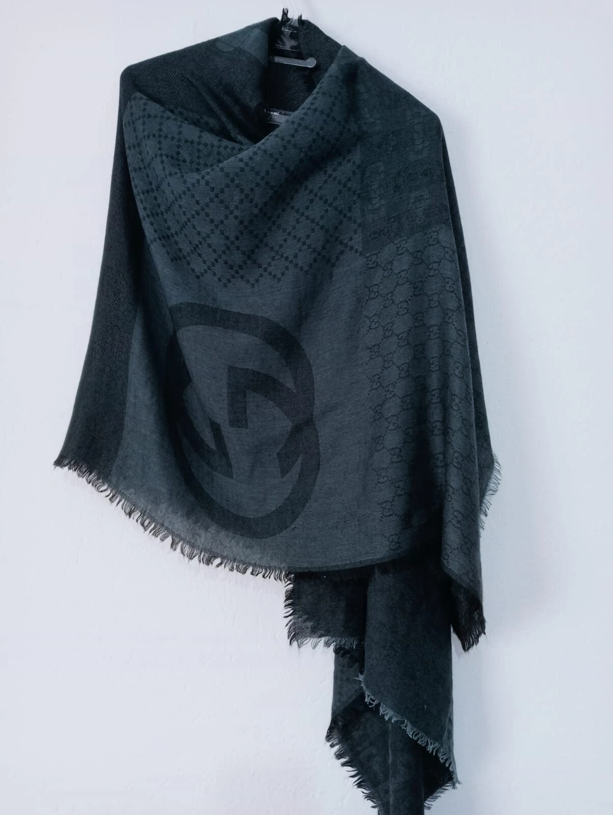 Y# Gucci Foulard unisexe bleu cachemire soie 67/27 pouces, a des fils tirés
