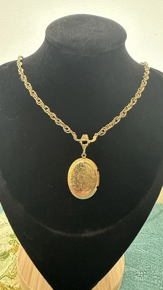 "Collar medallón vintage | firmado 1928 | tono dorado | 15"" de largo" Foto 3 de 4