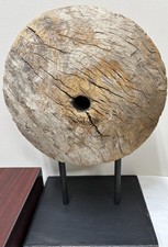 ESTUDIO UNA ANTIGUA ESCULTURA DE RUEDA DE CARRO SOBRE BASE DE ACERO DECORACIÓN RÚSTICA DE GRANJA