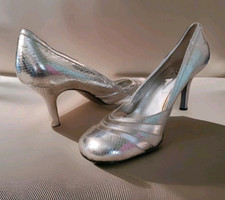 BCBG Paris Danny Silver Metallic Leather Snake-Embossed Pumps Closed Toe Heels