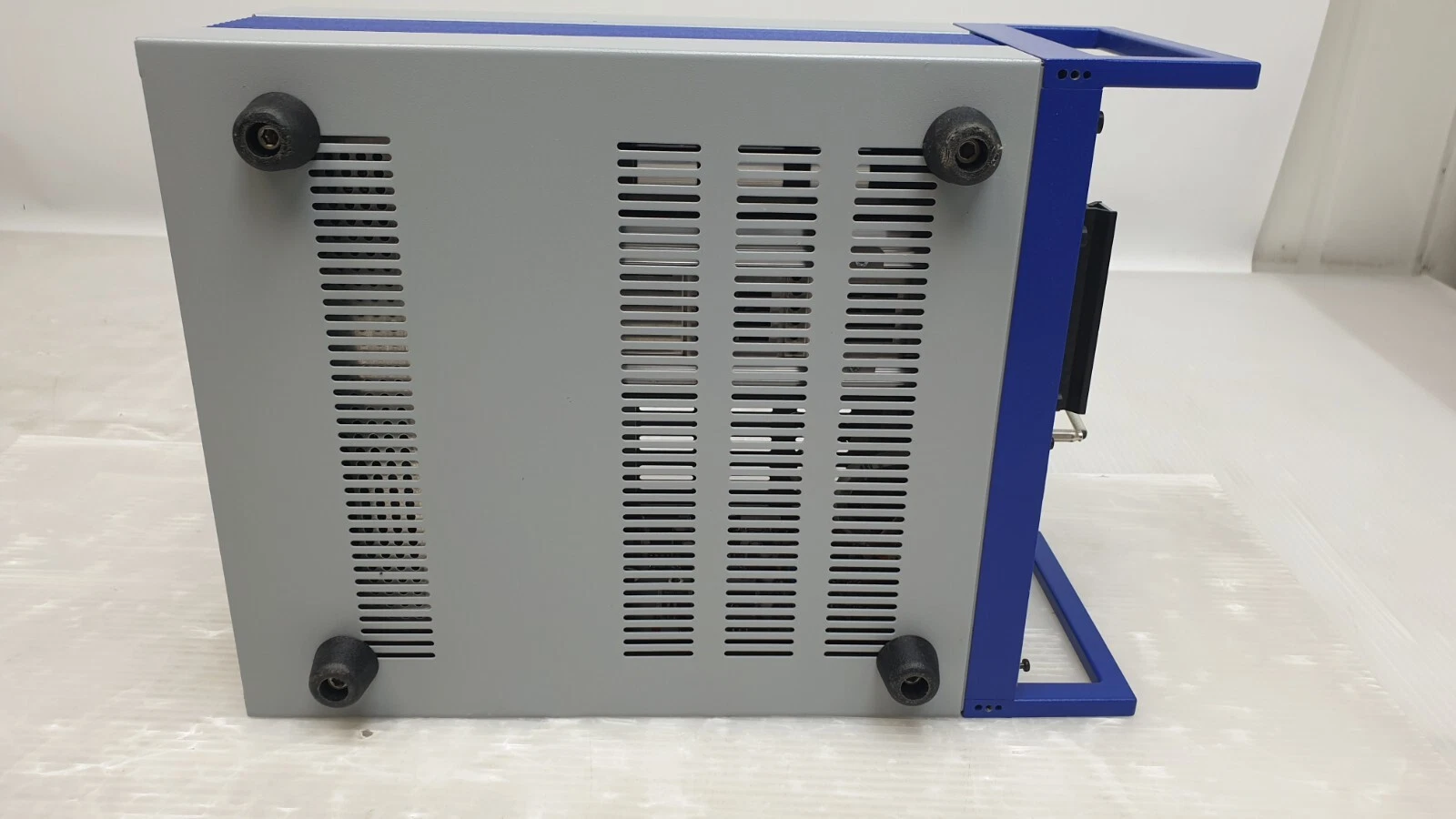 Underside of the PI piezo controller chassis with rubber feet and vents