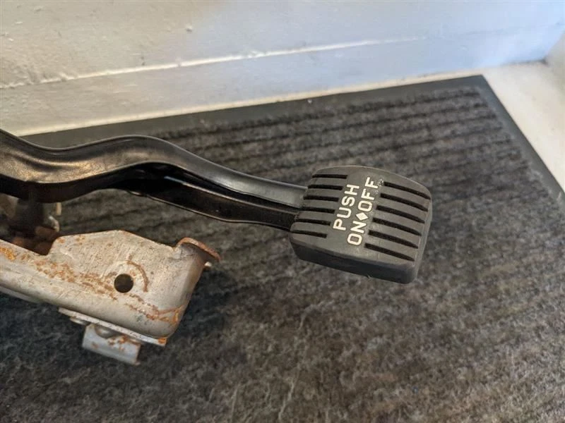 Dodge Challenger Hellcat 2016 montaje de pedal de freno de emergencia automático  Foto 2 de 4