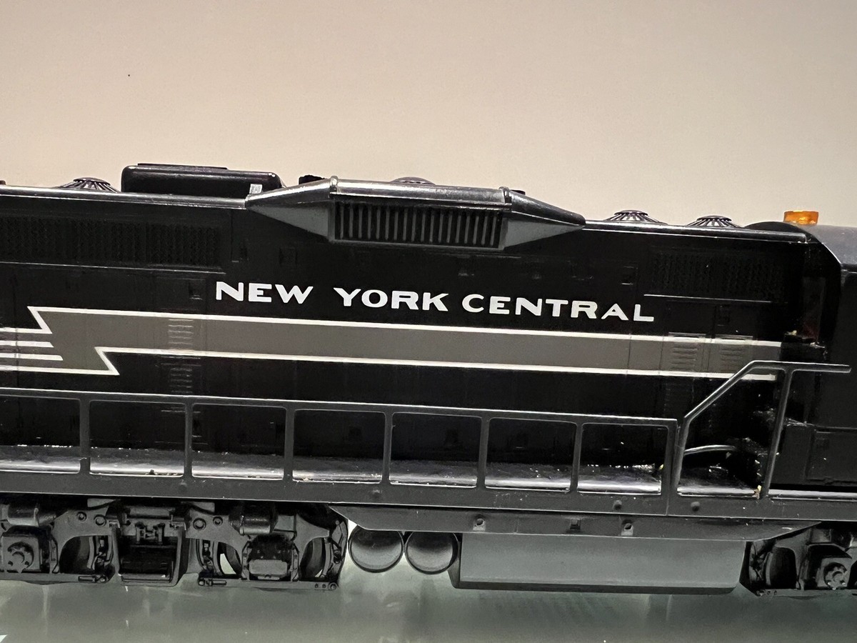 Lionel 6-18563 O Gauge New York Central GP-9 Diesel Lionel 6-18563 O Gauge New York Central GP-9 Diesel