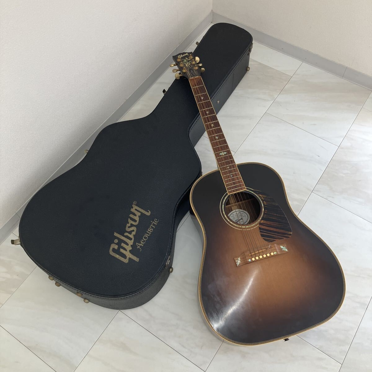 Acoustic Guitar Gibson J-45 Custom Made in U.S.A. Sunburst SN 11613057 with Case