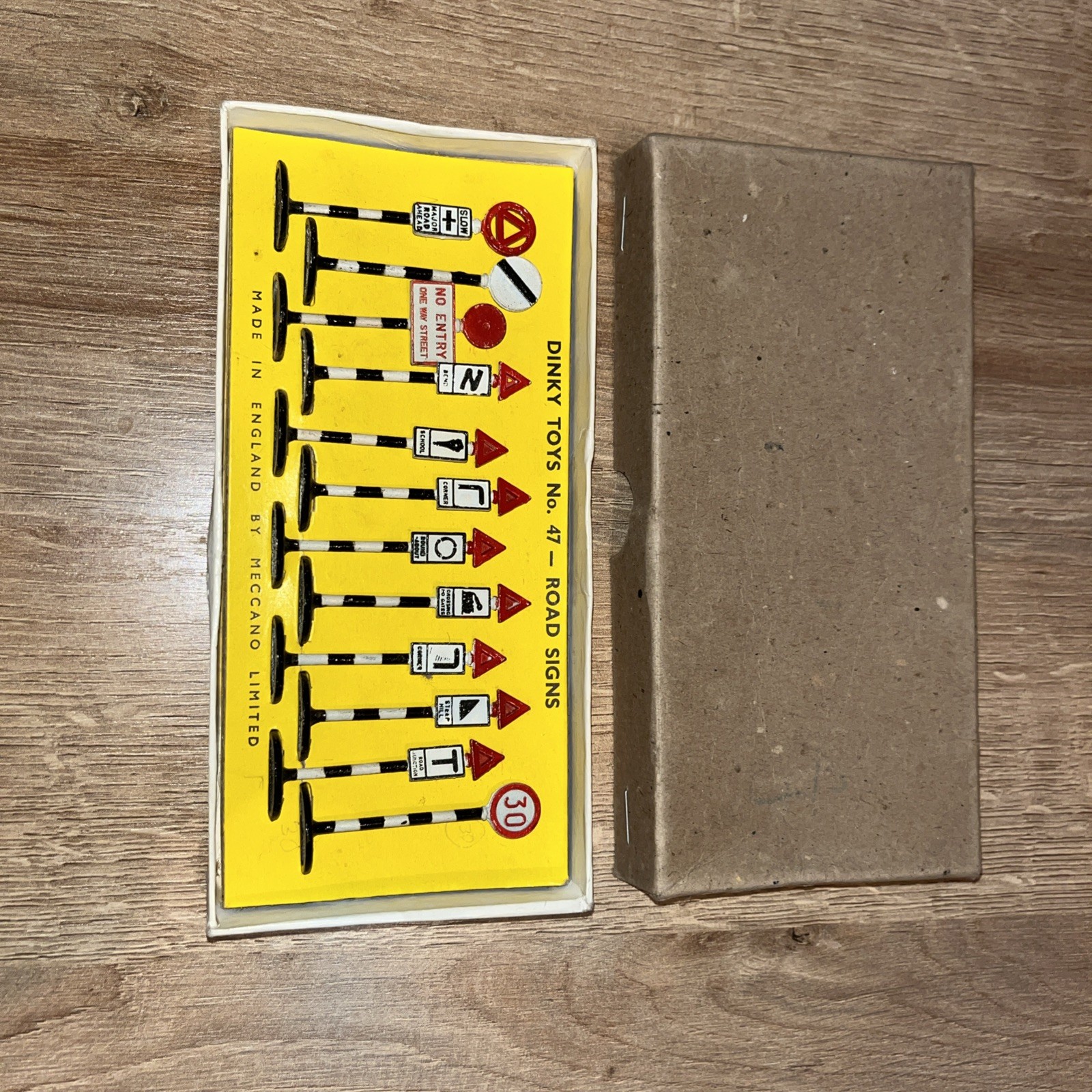 Dinky 47, Road Signs Set - Free Price Guide & Review