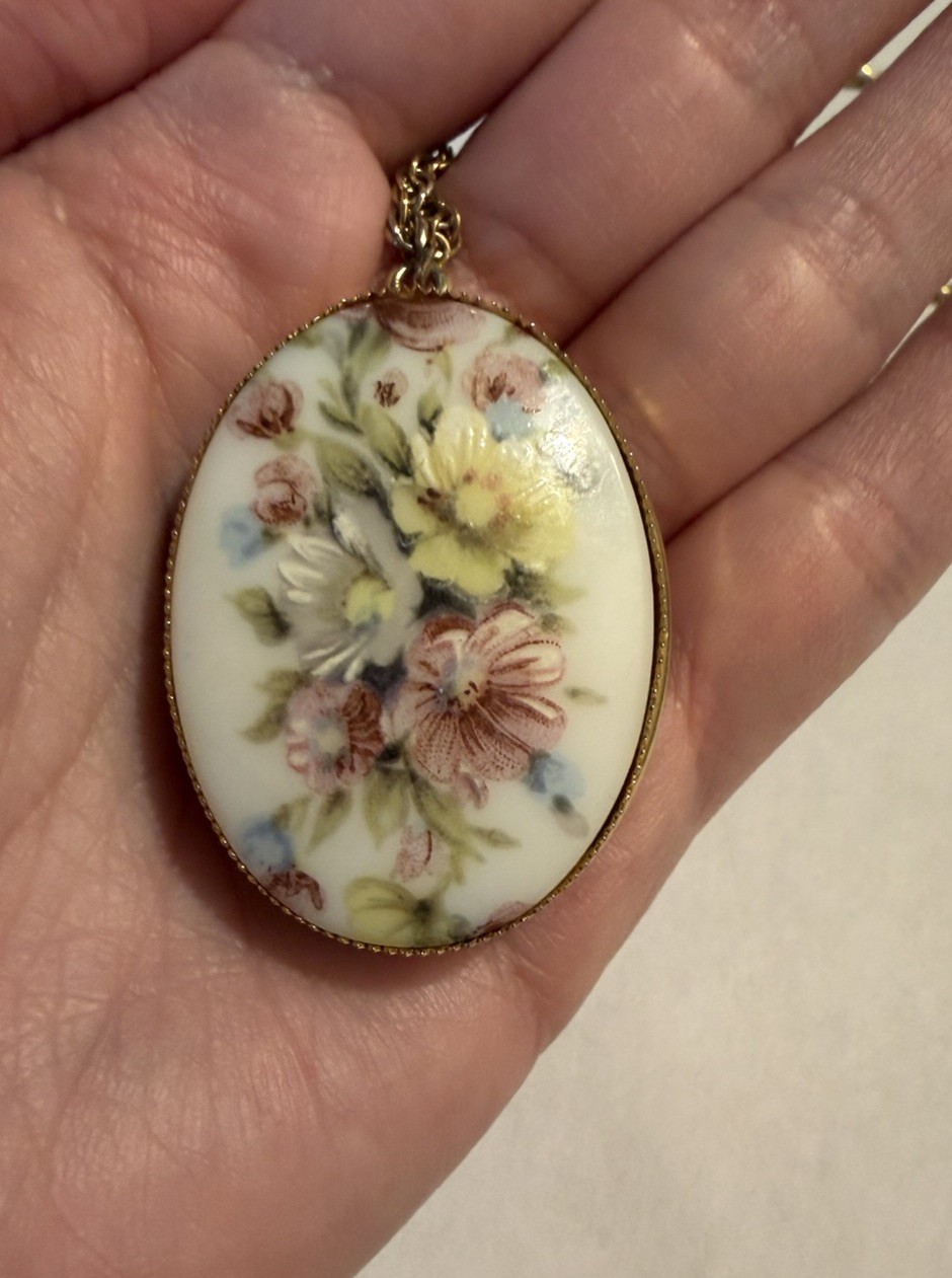 Gold Tone Oval Floral Locket Pendant Necklace Metal Rope Chain No Stone