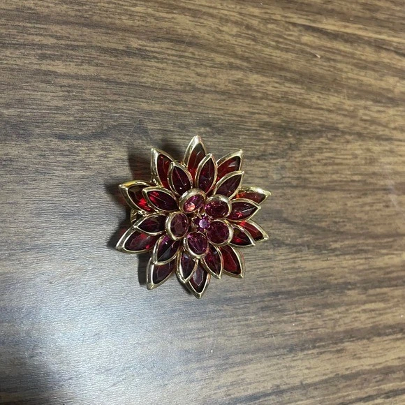 Broche Floral Avon Flor Pin en Caja de Regalo Rojo Baya Púrpura Tono Dorado Foto 3 de 4