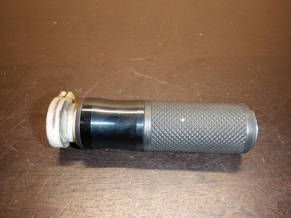 Honda CBR1000RR 2006 | Empuñadura del acelerador derecho | Usado OEM Foto 2 de 4