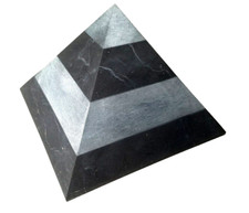 Schungit & Talkchlorid  Pyramide ca.  10 x 10 cm. / matt