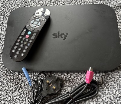 Sky Q ES130 1TB TV-Box mit Stromkabel, Fernbedienung und HDMI.